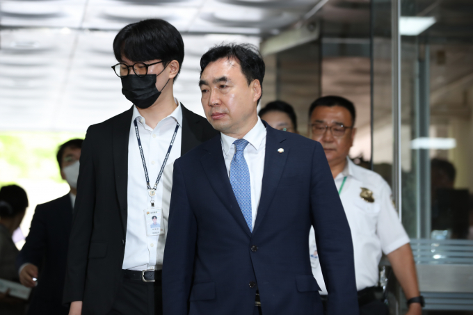 '더불어민주당 당대표 선거 봉투 사건' 으로 기소돼 1심에서 실형을 선고받은 윤관석 무소속 의원 측이 "매표 목적이 아니었다"며 혐의를 부인했다. 사진은 지난해 8월4일 오전 서울 서초구 서초동 서울중앙지방법원으로 구속 전 피의자심문(영장실질심사)에 출석하는 윤 의원. /사진=뉴스1