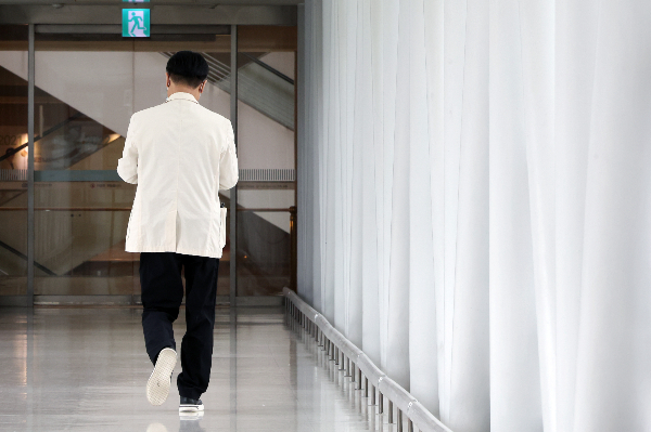 대통령 직속 의료개혁 특별위원회가 빠르면 다음주 안에 출범한다는 소식이 전해지는 가운데 대한의사협회 등 의료계의 참여는 불투명해 보인다. 지난 10일 오전 서울 소재 대학병원에서 의료진이 발걸음을 옮기고 있다. /사진=뉴스1