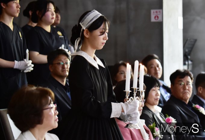 ▲ 나이팅게일 등불과 간호정신 상징하는 촛불의식, 영 나이팅게일의 입장