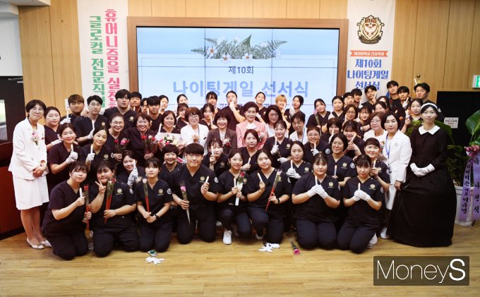 ▲ 임상실습 앞서 교수진과 함께 "일생을 의롭게 전문간호직에 최선을 다할 것"을 선서한 3학년 간호학도들