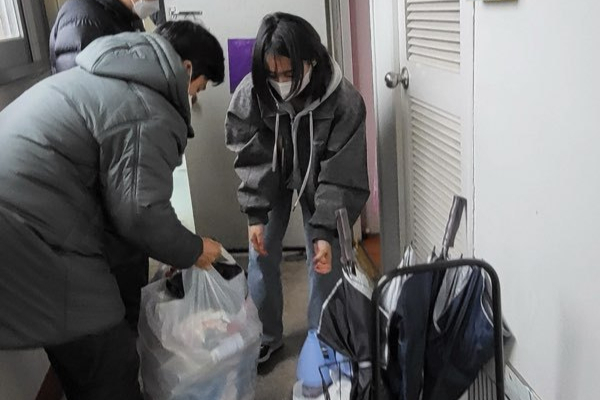 112에 수백번 전화한 후 말없이 끊으며 도움을 요청했던 지적장애인이 경찰과 지자체, 보호기관의 도움 속에 새로운 보금자리를 찾았다. 사진은 40대 지적장애인 A씨 자택에 쌓인 쓰레기를 정리하고 있는 제주동부경찰서 경찰관. /사진=뉴스1