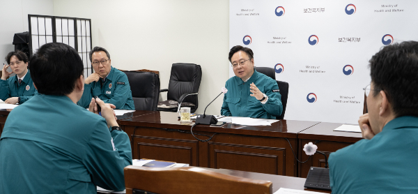 보건복지부가 오는 19일 의사 집단행동 중앙사고대책본부 브리핑을 열고 윤석열 대통령 직속 의료개혁 특별위원회에 대한 발표를 진행할 것으로 보인다. 조규홍 복지부 장관이 18일 '의사 집단행동 중앙사고수습본부' 제35차 회의를 주재하고 있다. /사진=뉴스1