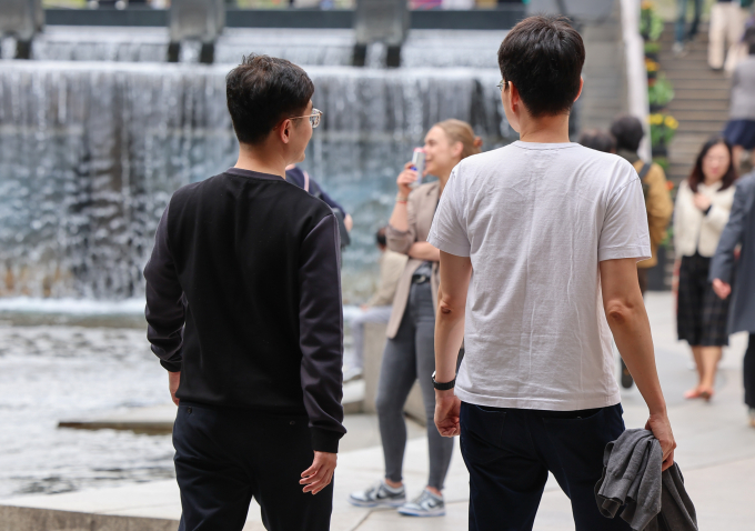 19일 황사가 가시며 대부분 지역에서 미세먼지가 해소되고 기온은 28도까지 올라 따뜻할 예정이다. 사진은 지난 8일 서울 청계천에서 산책을 하고 있는 반팔 입은 시민. /사진=뉴스1