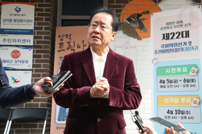 홍준표 대구시장이 최근 중앙정치에서 영향력을 뽐내며 차기 대권주자로 입지를 다지려는 의도를 보이고 있다. 사진은 홍 시장이 지난 6일 대구 중구 삼덕동 행정복지센터에 마련된 제22대 국회의원 선거 사전투표소에서 투표를 마친 뒤 취재진 질문에 답하는 모습. /사진=뉴스1