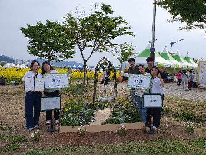 대상을 수상한 경남정보대 환경조경디자인과 2학년 유미정, 이동희, 김여진, 김민재(오른쪽팀), 우수상을 수상한 2학년 김미애, 1학년 유재민(왼쪽팀)
