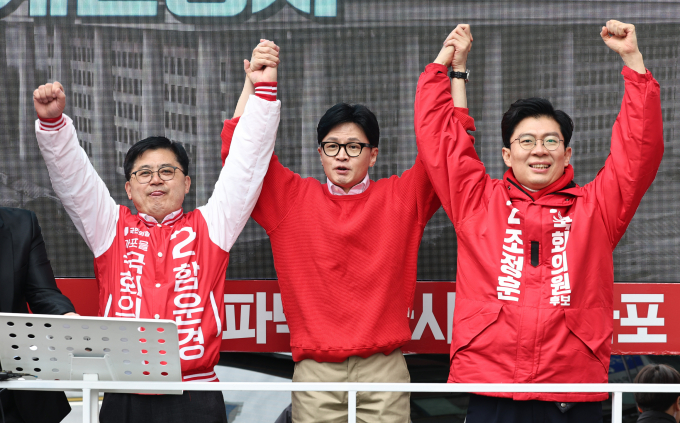 조정훈 국민의힘 의원(비례대표)이 "한동훈 전 국민의힘 비상대책위원장과 전화 통화를 했더니 쉬겠다고 했다"고 밝혔다. 사진은 한 위원장(가운데)이 지난달 28일 서울 마포구 망원역 앞에서 조 의원(오른쪽)과 함께 시민들에게 인사하는 모습. /사진=뉴스1