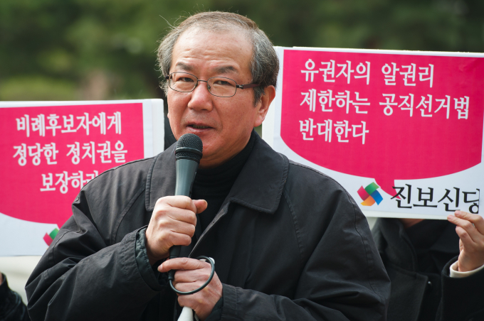 '나는 빠리의 택시운전사'로 유명한 홍세화 장발장 은행장이 18일 별세했다. 사진은 지난 2012년 3월27일 오전 서울 종로구 헌법재판소 앞에서 '비례대표 후보 선거운동 제한 규정 헌법소원심판청구' 기자회견을 열고 있는 홍세화 장발장 은행장. /사진=뉴스1