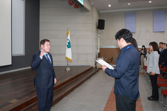 공무원이 이승화 군수(왼쪽)에게 반부패 청렴 결의 선서를 하고 있다./사진=산청군