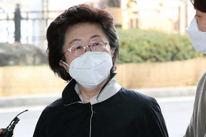 국회의원 시절 허위 서류를 작성해 정책용역비흫 빼돌린 혐의로 기소된 이은재 전 국민의힘 의원(현 전문건설공제조합 이사장)이 1심에서 무죄를 선고받았다. 사진은 20대 국회 패스트트랙(신속처리안건) 충돌 사태로 기소돼 서울 양천구 서울남부지방법원에서 열린 공판에 출석하는 이은재 전 국민의힘 의원(현 전문건설공제조합 이사장). /사진=뉴스1