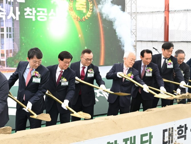정종복 기장군수(왼쪽 2번째), 정동만 국회의원(오른쪽 2번째)이 연합기숙사 착공식에 참석해 행사를 진행하고 있다./사진=기장군