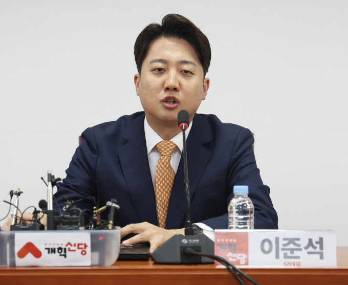 이준석 개혁신당 대표가 윤석열 대통령의 의대 증원 계획을 원점 재검토 선언을 해야 한다는 입장을 전했다. 사진은 이 대표가 17일 서울 여의도 국회에서 열린 최고위원회의에서 발언하는 모습. /사진=뉴스1