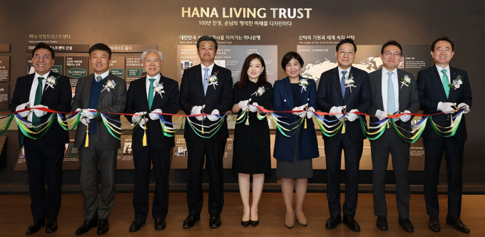 하나은행은 초고령화 시대를 대비한 자산관리, 증여, 상속, 기부, 연금 등에 대한 컨설팅과 실행이 가능한 '하나 시니어 라운지'를 열고 금융권 최초로 '유산정리서비스'를 시행한다고 밝혔다. 김영훈 하나은행 자산관리그룹장(오른쪽 첫 번째)과 노다 스미트러스트 상무(오른쪽 여섯 번째), 행사에 참석한 관계자들이 기념촬영을 하고 있다./사진=하나은행
