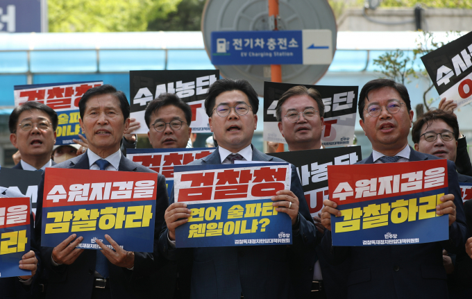 더불어민주당 국회의원과 당선인 30여명이 이화영 전 경기도 평화부지사가 주장한 '연어 술 파티' 감찰 촉구를 위해 수원지검을 방문했다. 사진은 박찬대 민주당 검찰독재정치탄압대책위원회 공동위원(가운데)장과 김승원 법률위원장(오른쪽), 22대 총선 당선인들이 18일 경기 수원시 영통구 수원구치소를 항의 방문해 구호를 외치는 모습. /사진=뉴스1