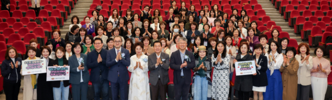 이재준 시장(왼쪽 9번째)과 참석자들이 함께하고 있다. / 사진제공=수원특례시