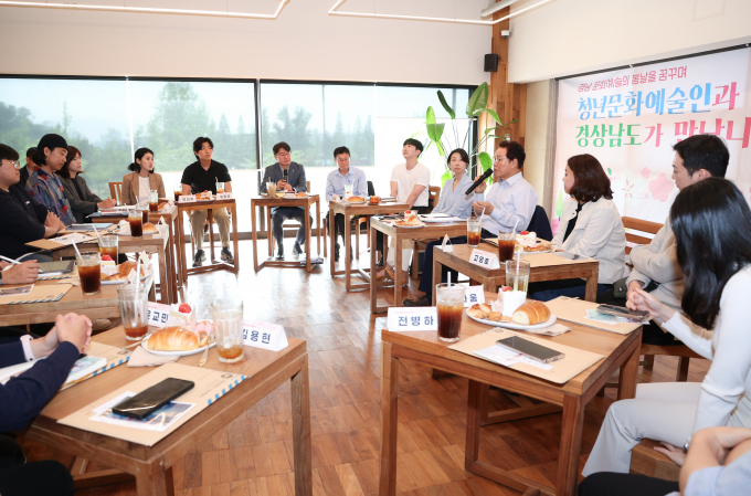 박완수 경남도지사(오른쪽 네번째)가 18일 경남 청년기획위원들과 문화예술 정책 방향에 대해 이야기를 나누고 있다./사진=경남도