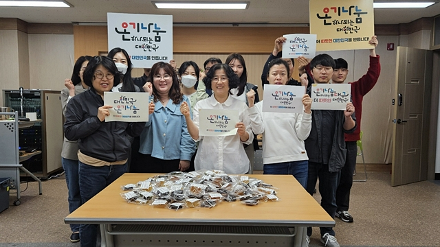 군위군 주민복지실 공무원봉사단이 봉사활동을 마친 뒤 기념촬영을 하고 있다./사진제공=대구 군위군