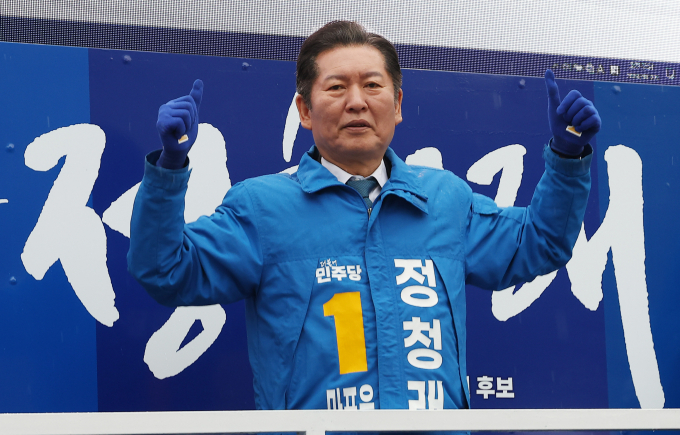 정청래 더불어민주당 최고위원이 최근 조국혁신당 워크숍에서 강연한 일이 논란이 되자 해명하는 글을 올렸다. 사진은 정 의원이 지난달 28일 서울 마포구 성산아파트 앞에서 열린 선거 출정식에서 유세 활동을 하는 모습. /사진=뉴스1
