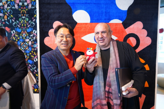 강기정 광주광역시장과 산업디자인계 거장 스테파노 지오반노니가 17일(현지시간) 이탈리아 밀라노가구박람회 ‘스테파노 지오반노니 특별전시관’에서 대담을 마치고 기념촬영을 하고 있다./사진=광주시 