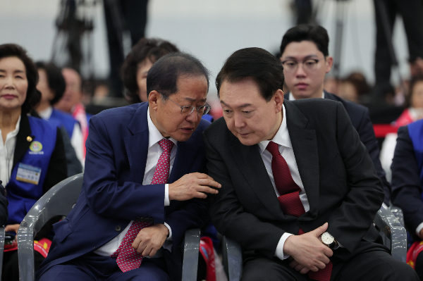 홍준표 대구시장이 윤석열 대통령에게 차기 국무총리와 비서실장 인선을 추천했다. 사진은 지난해 11월7일 대구 북구 엑스코에서 열린 2023년 바르게살기운동 전국회원대회에 참석한 홍 시장과 윤 대통령. /사진=뉴시스(대통령실 제공)