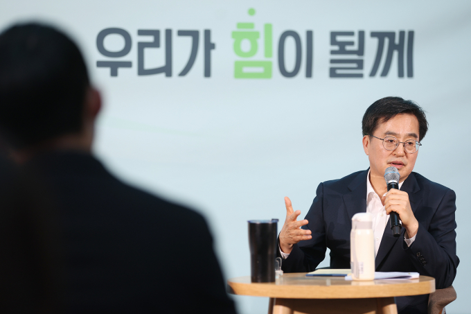  김동연 경기도지사가 18일 성남 판교 제2테크노밸리 기업지원허브에서 청년 사회혁신기업가들과 간담회를 갖고 있다. / 사진제공=경기도