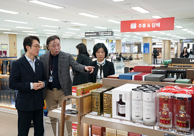 지난 17일 롯데면세점 김포공항점에 방문한 김주남 롯데면세점 대표(왼쪽)가 주류·담배 임시매장 쇼핑환경을 점검하고 있다. /사진=롯데면세점