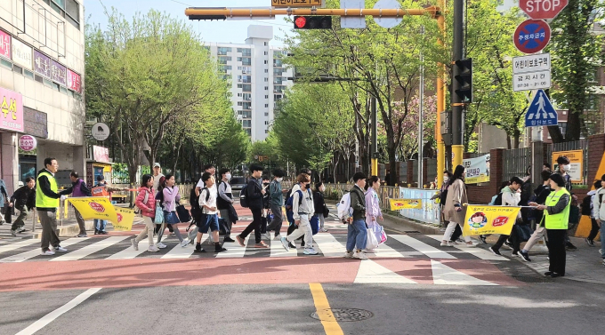 이현재 하남시장(좌측)과 오정애 광주하남교육지원청 교육장(우측)이 창우초등학교 앞에서 유관기관 합동 '교통안전 캠페인 및 안전지도'를 실시하고 있다. /사진제공=하남시