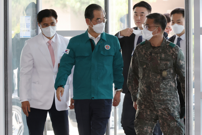 한덕수 국무총리가 18일 국군수도병원을 방문해 의사 집단행동 장기화에 따른 비상진료체계 상황을 점검하며 의료진을 격려했다. 사진은 한 총리(가운데)가 18일 경기 성남시 국군수도병원을 찾아 현장점검과 간담회를 위해 외상센터로 들어서는 모습. /사진=뉴시스