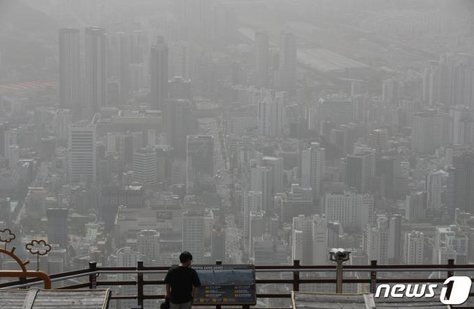 황사의 영향으로 부산지역 미세먼지 농도가 이틀째 '매우 나쁨' 수준을 보인 18일 오후 부산 황령산 봉수대 전망대에서 바라본 도심이 미세먼지에 덮여 뿌옇게 보이고 있다. 2024.4.18/뉴스1 ⓒ News1 윤일지 기자