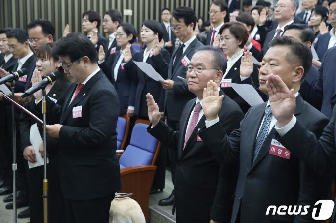 윤재옥 국민의힘 원내대표 겸 당 대표 권한대행 및 당선자들이 16일 서울 여의도 국회에서 열린 제22대 국회 국민의힘·국민의미래 당선자총회에서 결의문 낭독을 하고 있다. 2024.4.16/뉴스1 ⓒ News1 임세영 기자