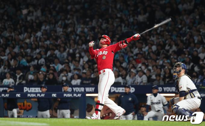 25일 오후 경남 창원NC파크에서 열린 프로야구 '2023 신한은행 SOL KBO 포스트시즌' 준플레이오프 3차전 NC 다이노스와 SSG 랜더스의 경기 2회초 2사 만루 상황 SSG 최정이 만루홈런을 치고 있다. 2023.10.25/뉴스1 ⓒ News1 윤일지 기자