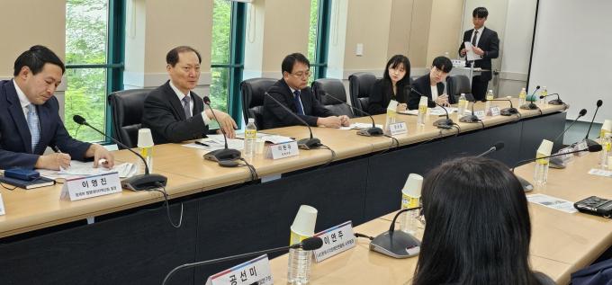 이완규 법제처장(왼쪽에서 2번째)이 18일 오후 서울 영등포구 한국시각장애인연합회를 방문했다.(법제처 제공)
