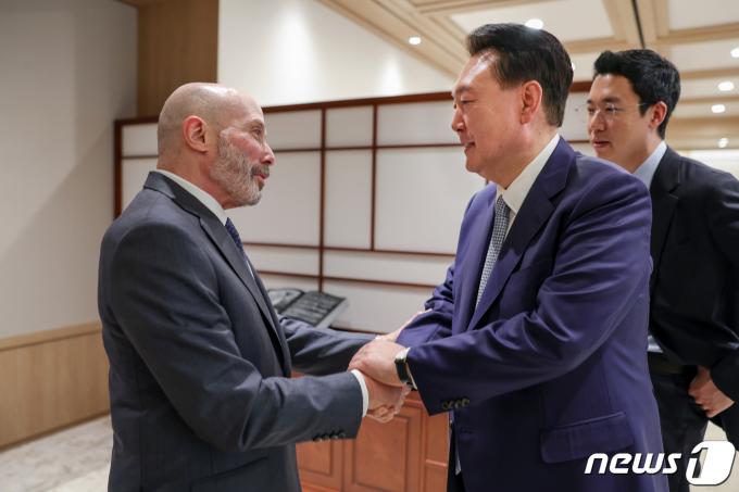 [사진] 미한 재계회의 위원장과 악수하는 윤 대통령