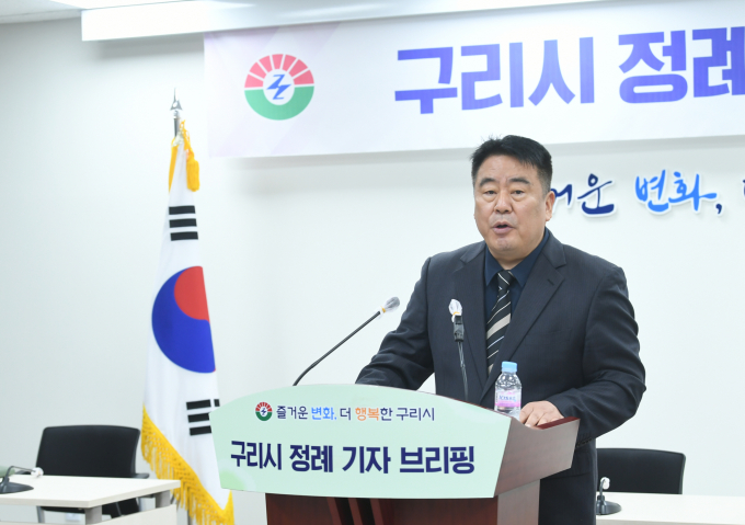 구리시청 도시안전국장의 공석으로 인해 주무과장인 김천복 안전총괄과장이 기자 브리핑을 하고 있다. /사진제공=구리시