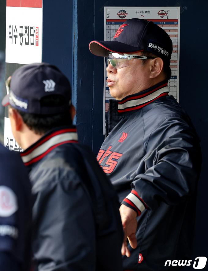 [사진] 경기 바라보는 롯데 김태형 감독