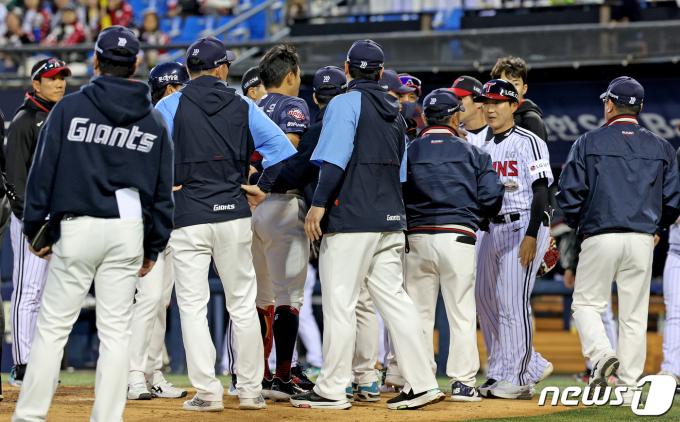 18일 오후 서울 송파구 잠실야구장에서 열린 프로야구 '2024 신한 SOL 뱅크 KBO리그' 롯데 자이언츠와 LG 트윈스의 경기, 3회초가 종료된 뒤 롯데 황성빈과 LG선발 켈리의 신경전을 시작으로 벤치 클리어링이 일어나고 있다. 2024.4.18/뉴스1 ⓒ News1 장수영 기자