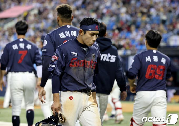 18일 오후 서울 송파구 잠실야구장에서 열린 프로야구 '2024 신한 SOL 뱅크 KBO리그' 롯데 자이언츠와 LG 트윈스의 경기, 3회초가 종료된 뒤 롯데 황성빈과 LG선발 켈리의 신경전을 시작으로 벤치 클리어링이 일어나고 있다. 2024.4.18/뉴스1 ⓒ News1 장수영 기자