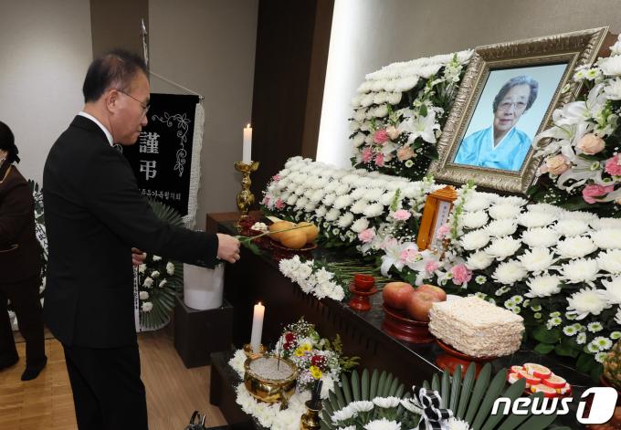 [사진] 정차순 여사 빈소 조문하는 윤재옥 당대표 권한대행