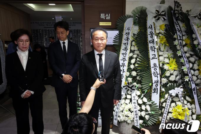 [사진] 조문 마친 윤재옥 당대표 권한대행
