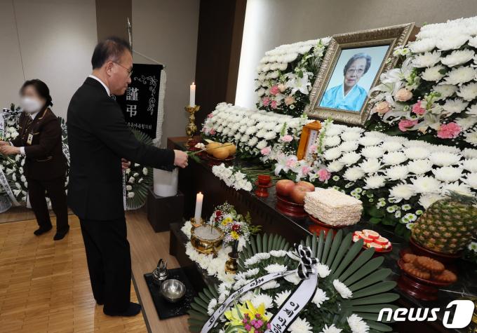[사진] 정차순 여사 빈소 조문하는 윤재옥 당대표 권한대행