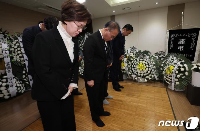 [사진] 정차순 여사 빈소 조문하는 윤재옥 당대표 권한대행