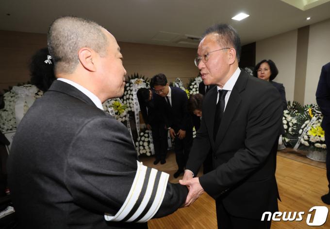 [사진] 유가족과 인사하는 윤재옥 당대표 권한대행