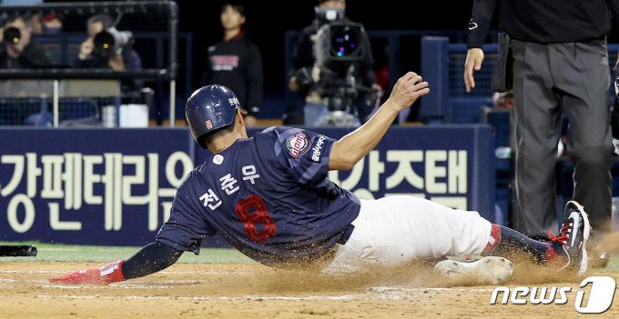 [사진] 다시 롯데의 리드 가저오는 전준우의 득점