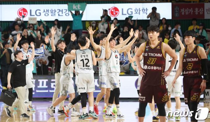 18일 오후 경남 창원체육관에서 열린 '2023-2024 정관장 프로농구' 4강 플레이오프 2차전 창원 LG와 수원 KT의 경기에서 83대 63으로 승리를 거둔 KT 선수들이 기뻐하고 있다. 2024.4.18/뉴스1 ⓒ News1 윤일지 기자