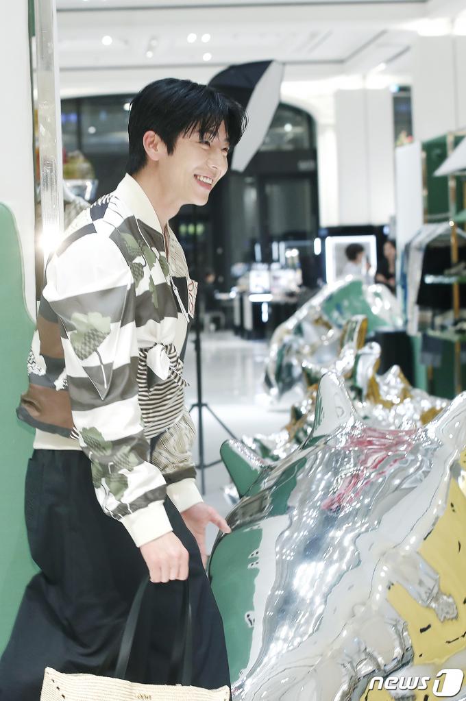 [사진] 채종협, 향기로운 꽃미소
