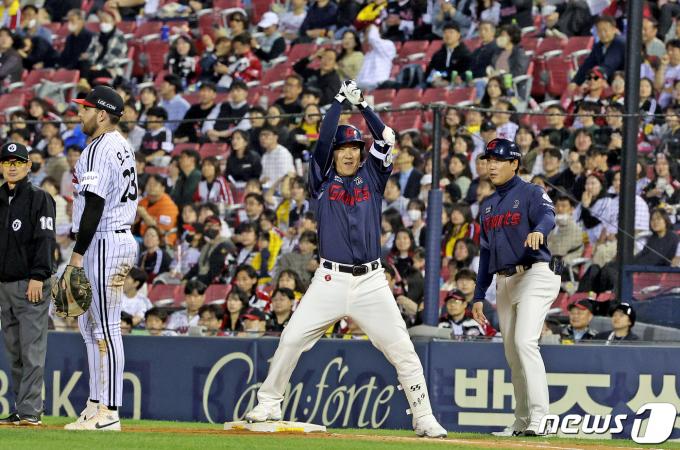 18일 오후 서울 송파구 잠실야구장에서 열린 프로야구 '2024 신한 SOL 뱅크 KBO리그' 롯데 자이언츠와 LG 트윈스의 경기, 7회초 롯데 공격 무사 1,3루 상황에서 정훈이 1타점 안타를 치고 있다. 2024.4.18/뉴스1 ⓒ News1 장수영 기자