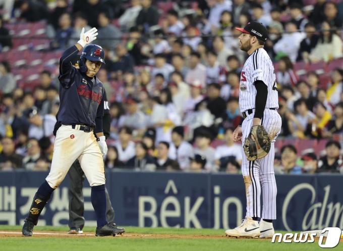 18일 오후 서울 송파구 잠실야구장에서 열린 프로야구 '2024 신한 SOL 뱅크 KBO리그' 롯데 자이언츠와 LG 트윈스의 경기, 3회초 롯데공격 1사 상황에서 황성빈이 안타로 출루하고 있다. 2024.4.18/뉴스1 ⓒ News1 장수영 기자