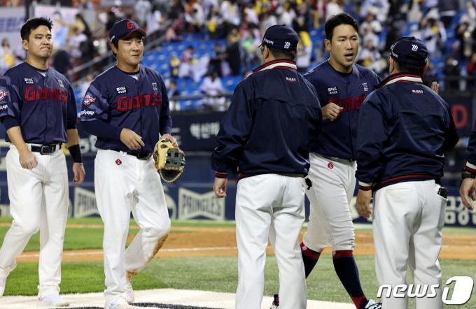 18일 오후 서울 송파구 잠실야구장에서 열린 프로야구 '2024 신한 SOL 뱅크 KBO리그' 롯데 자이언츠와 LG 트윈스의 경기를 9대2로 이긴 롯데 선수들이 승리를 자축하고 있다. 롯데는 이날 승리로 8연패를 끊어냈다. 2024.4.18/뉴스1 ⓒ News1 장수영 기자