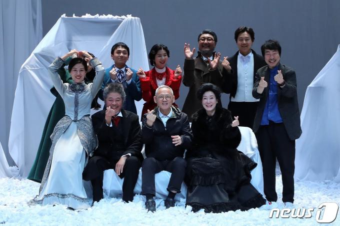 [사진] 연극 출연진과 기념촬영하는 유인촌 장관