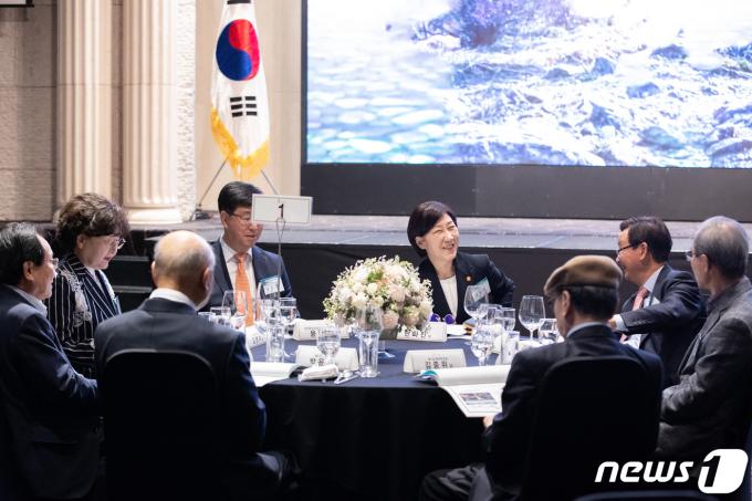 [사진] 참석자들과 대화하는 한화진 장관