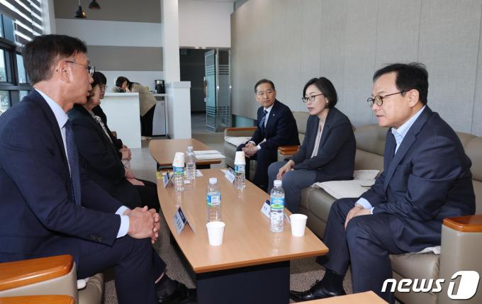 [사진] 제주교육청 관계자들과 대화하는 김승호 인사혁신처장